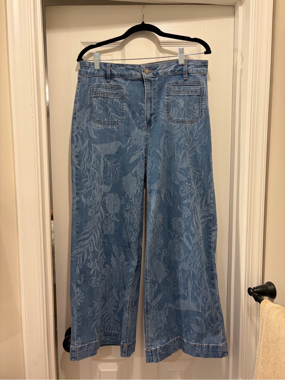 CHARLIE B Blue Floral Jacquard Wide-Leg Jeans